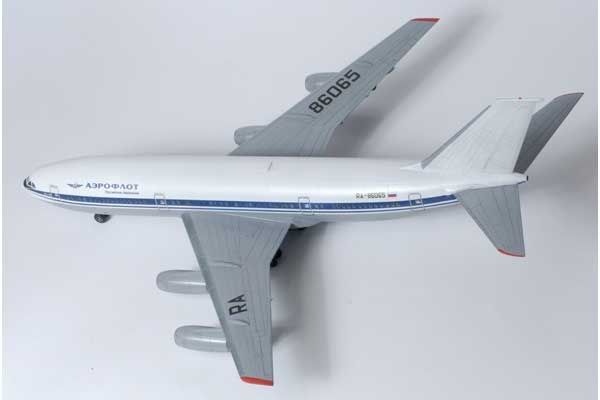 Подарочный набор со сборной моделью самолета Ил-86 (Zvezda 7001) 1/144