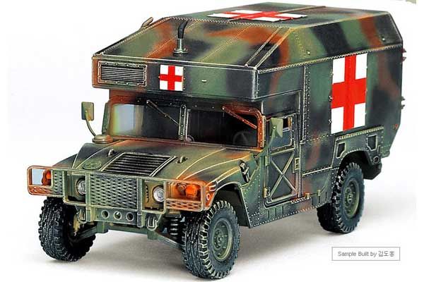 M997 AMBULANCE (Academy 13243) 1/35