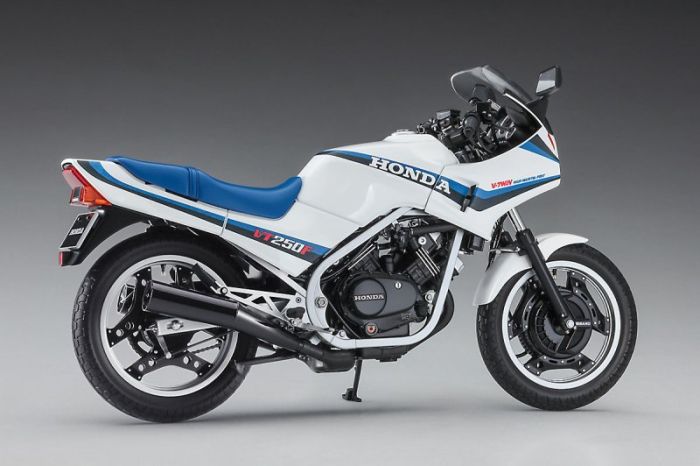 Honda VT250F (MC08) 1984 (Hasegawa 21514 BK14) 1/12