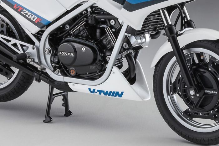 Honda VT250F (MC08) 1984 (Hasegawa 21514 BK14) 1/12