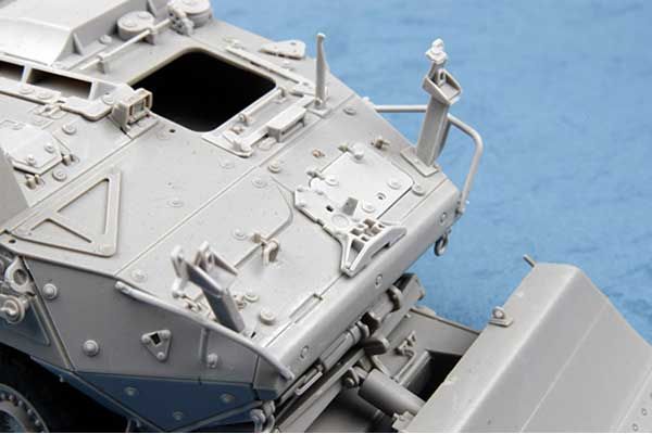 M1132 Stryker Engineer Squad Vehicle w/LWMR-Mine Roller/SOB (Trumpeter 01574) 1/35