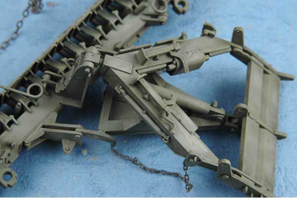 M1132 Stryker Engineer Squad Vehicle w/SMP-Surface Mine Plow/AMP (Trumpeter 01575) 1/35