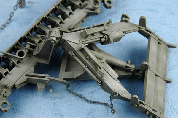 M1132 Stryker Engineer Squad Vehicle w/SMP-Surface Mine Plow/AMP (Trumpeter 01575) 1/35