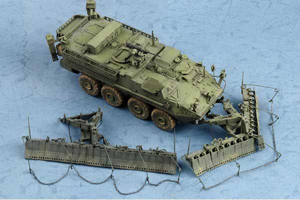 M1132 Stryker Engineer Squad Vehicle w/SMP-Surface Mine Plow/AMP (Trumpeter 01575) 1/35