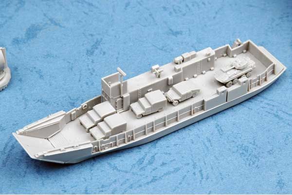 USS Wasp LHD-1 (Trumpeter 05611) 1/350