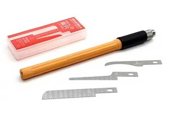 Мини-пилочка для пластика с тремя сменными лезвиями